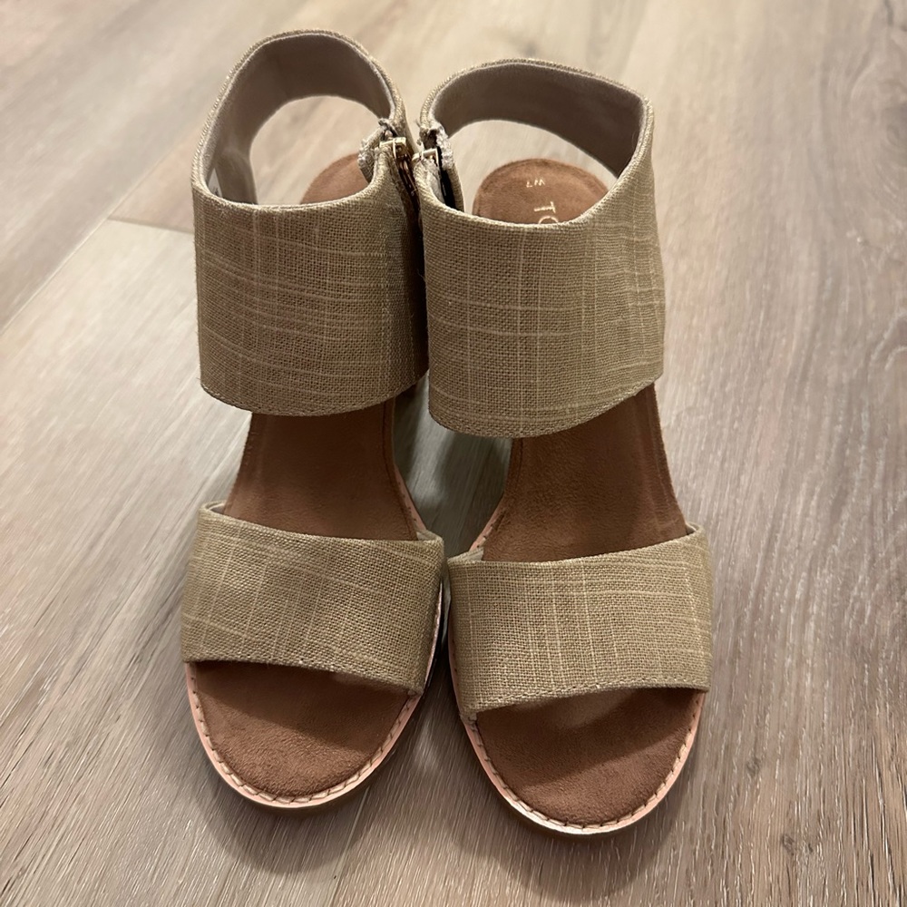 TOMS gold wedges - EUC - size 7